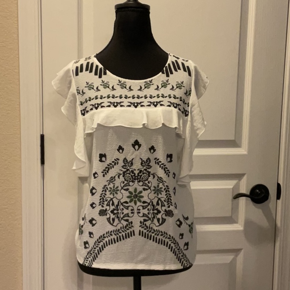 Zara Ruffled Cap Sleeve Graphic Blouse in White, Black and touch of Green